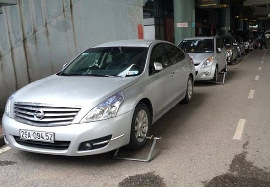 Hàng loạt ôtô bị khóa bánh ở sân bay Nội Bài